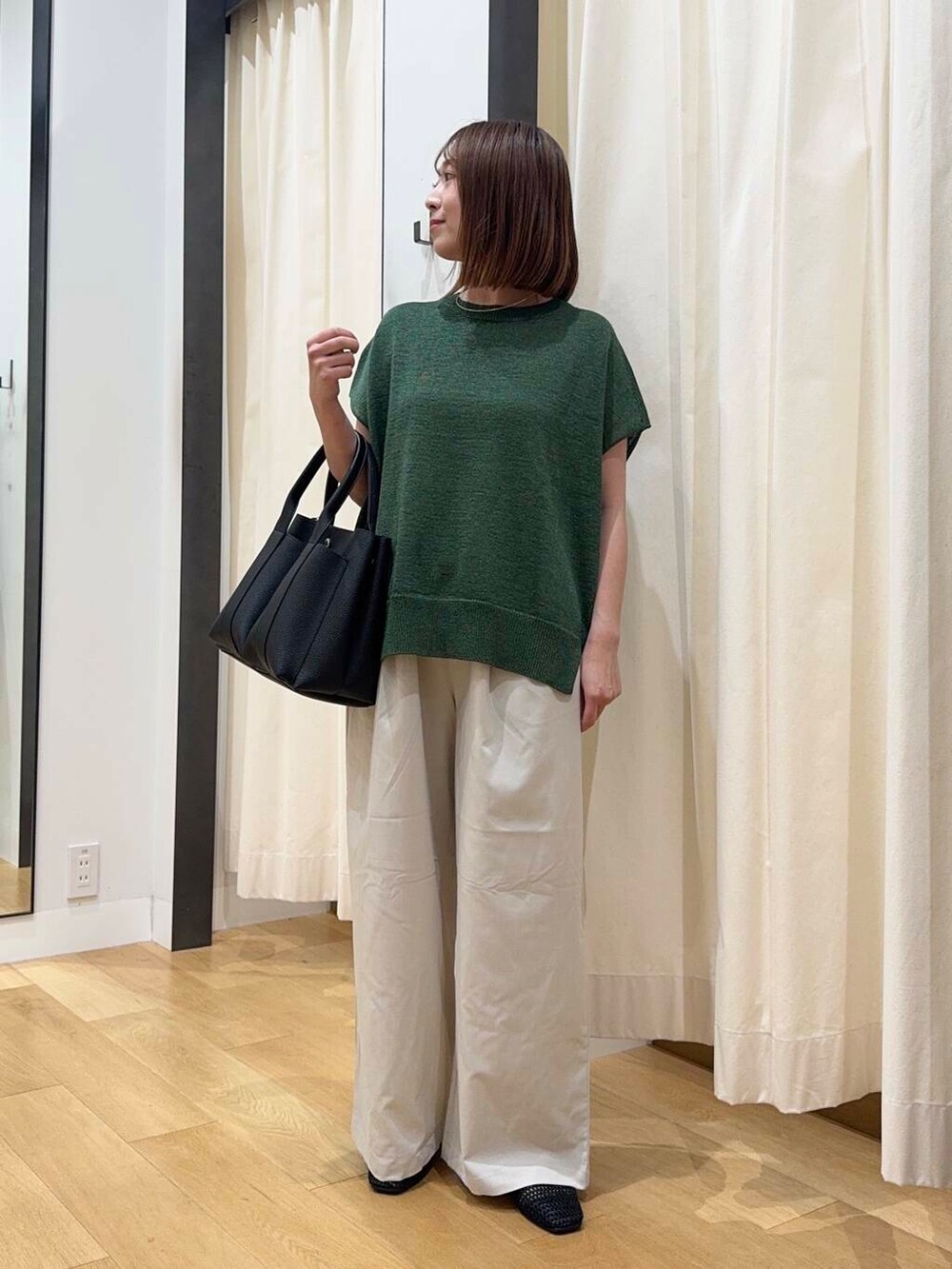 ブラック系のトートバッグ、ブラック系のバレエシューズ、ホワイト系のその他パンツを着用したレディースの夏コーディネートの2枚目の写真