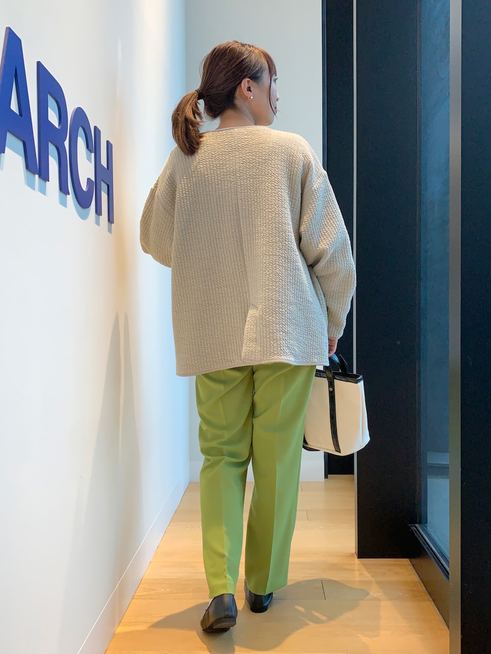 ホワイト系のTシャツ/カットソー、グレー系のノーカラージャケット、グリーン系のその他パンツを着用したレディースの春コーディネートの4枚目の写真