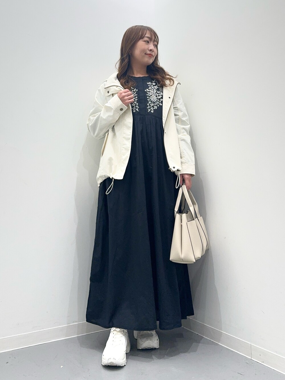 「低身長コーデ、シンプルコーデ、サニーレーベル、SonnyLabel」｜「URBAN RESEARCH Sonny Labelの撥水マウンテンパーカー（マウンテンパーカー、ホワイト系）」を使った、maikoさん（レディース・154cm）の春コーディネートの4枚目の写真