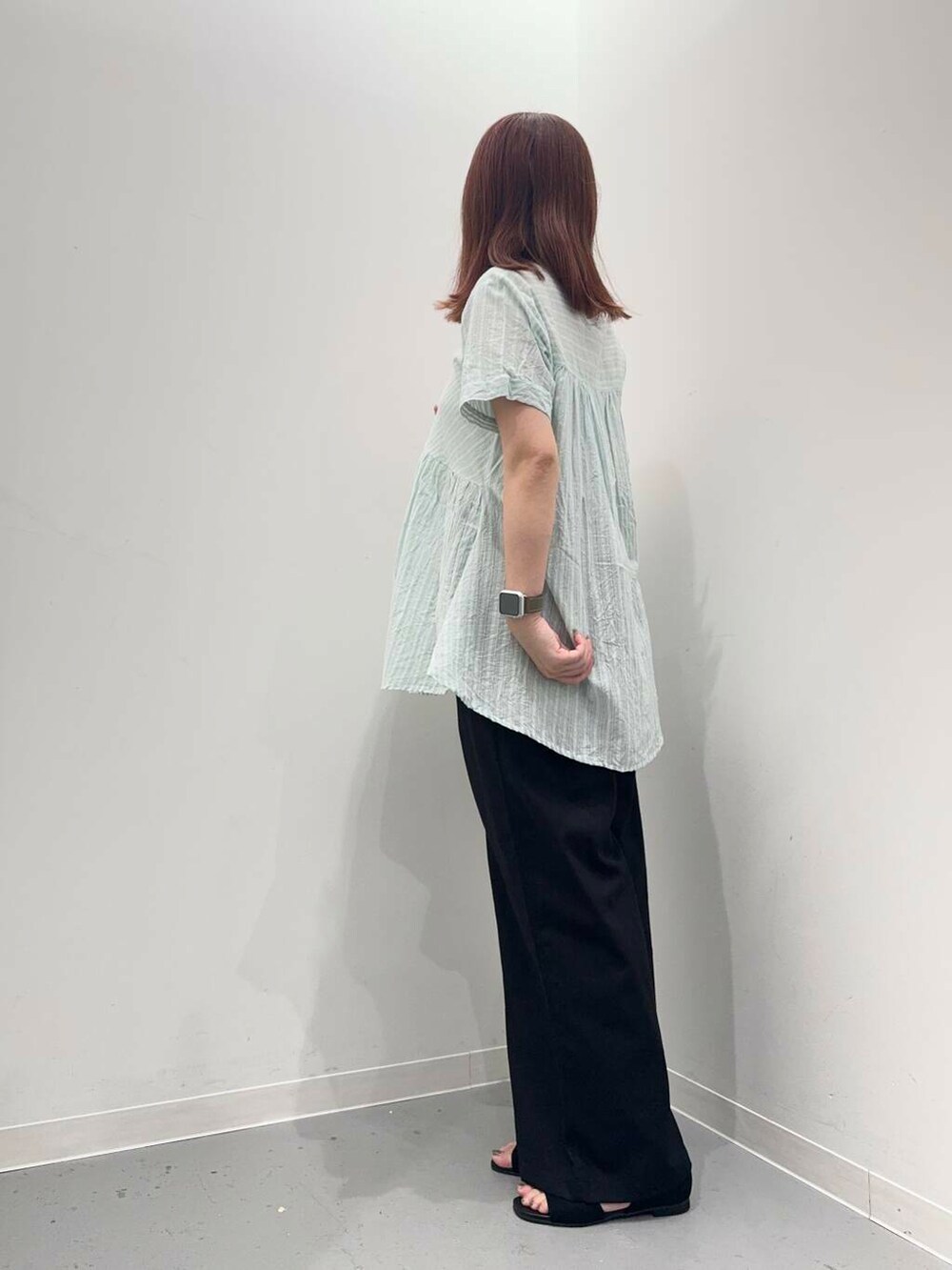 ブラック系のサンダル、ブラック系のその他パンツ、グリーン系のシャツ/ブラウスを着用したレディースの夏コーディネートの3枚目の写真