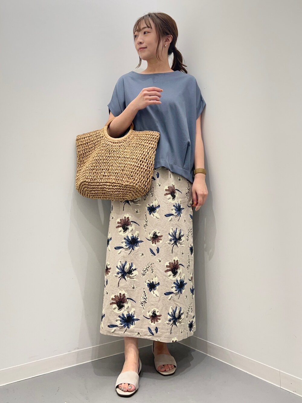 ブルー系のTシャツ/カットソー、パープル系のスカート、ホワイト系のサンダルを着用したレディースの夏コーディネートの5枚目の写真