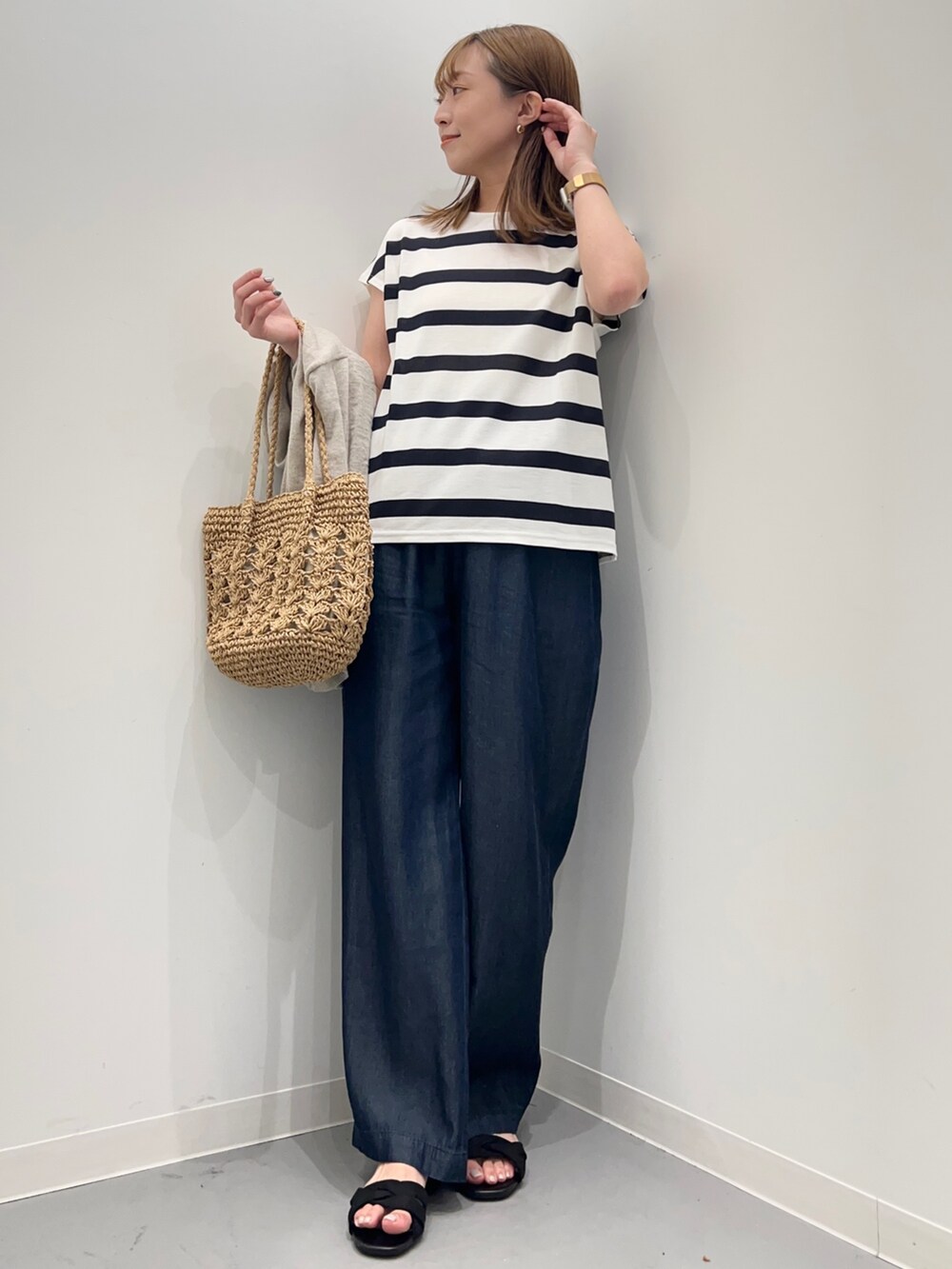 ブルー系のその他パンツ、ブルー系のTシャツ/カットソー、ベージュ系のカーディガン/ボレロを着用したレディースの春コーディネートの9枚目の写真