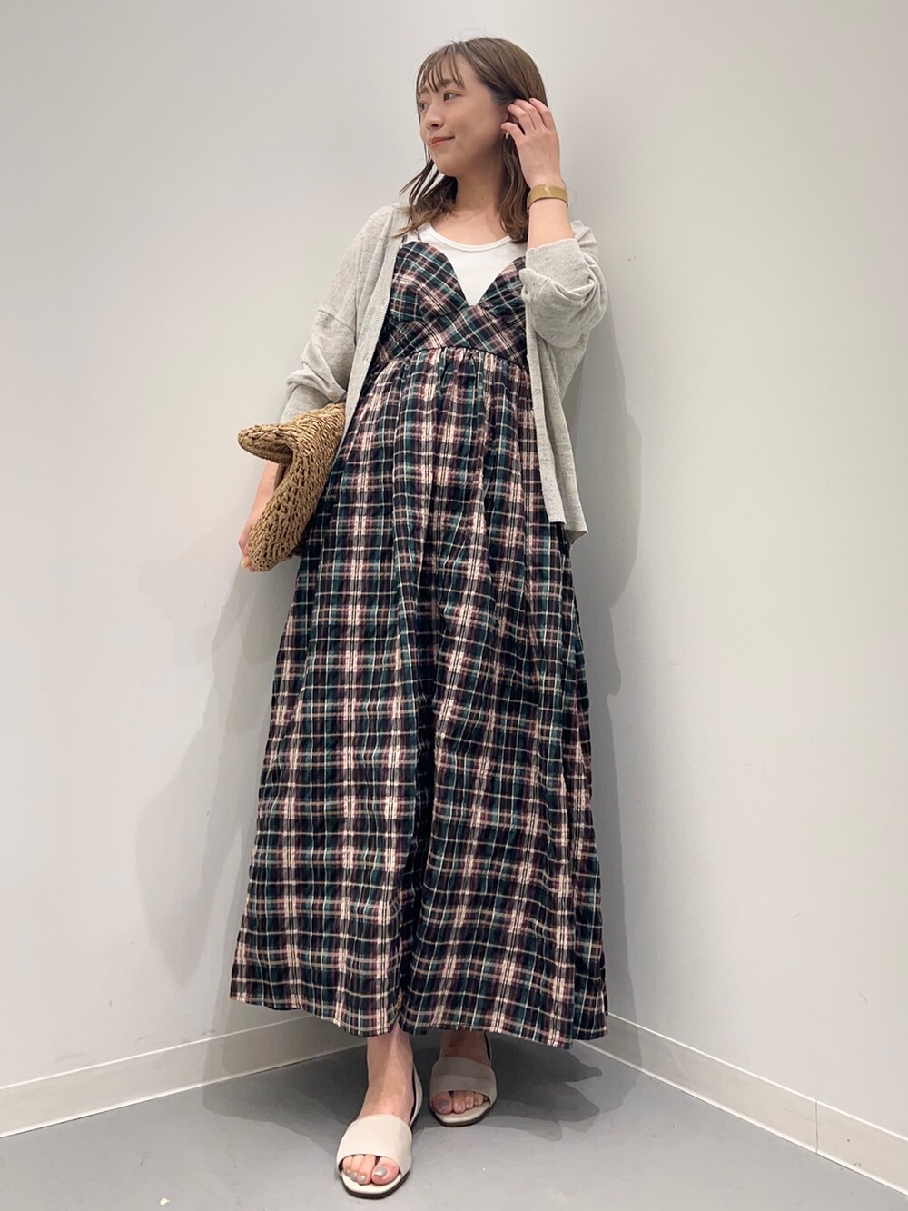 ブルー系のワンピース、グレー系のカーディガン/ボレロ、ホワイト系のタンクトップを着用したレディースの夏コーディネートの5枚目の写真