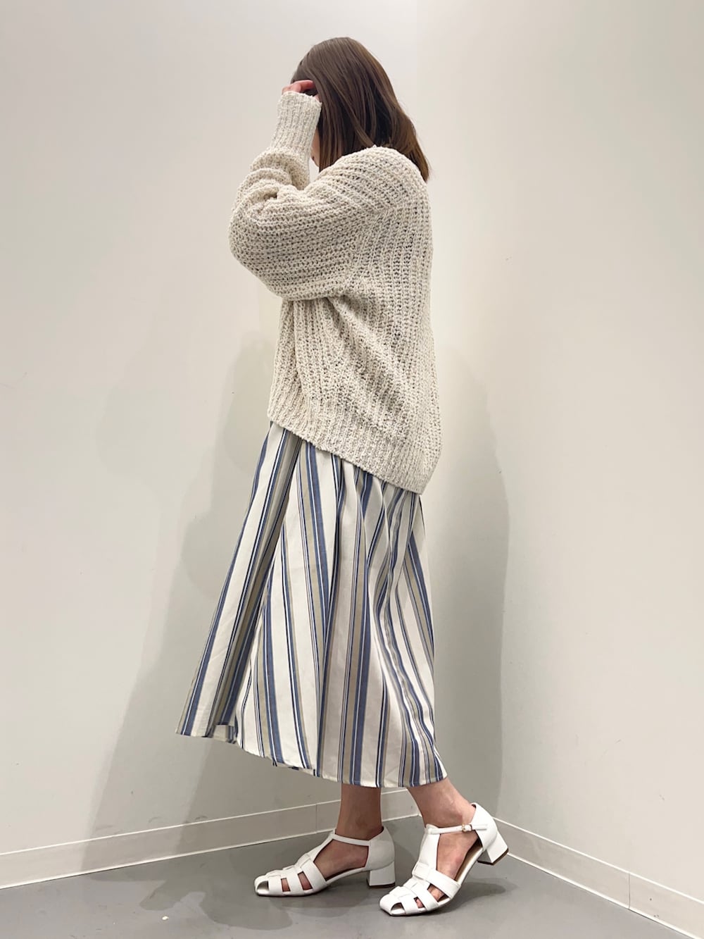 ホワイト系のカーディガン/ボレロ、ホワイト系のサンダル、ブルー系のワンピースを着用したレディースの春コーディネートの4枚目の写真