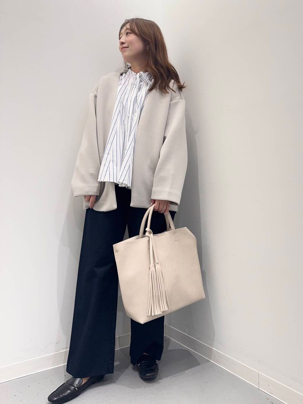 「シンプルコーデ、低身長、newarrival、低身長コーデ、urstore、154cm、骨格ストレート、イエベ春、30代前半、ストレート×イエベ春、ブラウスが主役の春コーデ」｜「RODE SKOの『MADE IN JAPAN』スクエアトゥプチメタルローファー（ローファー、ブラック系）」を使った、maikoさん（レディース・154cm）の春コーディネートの2枚目の写真
