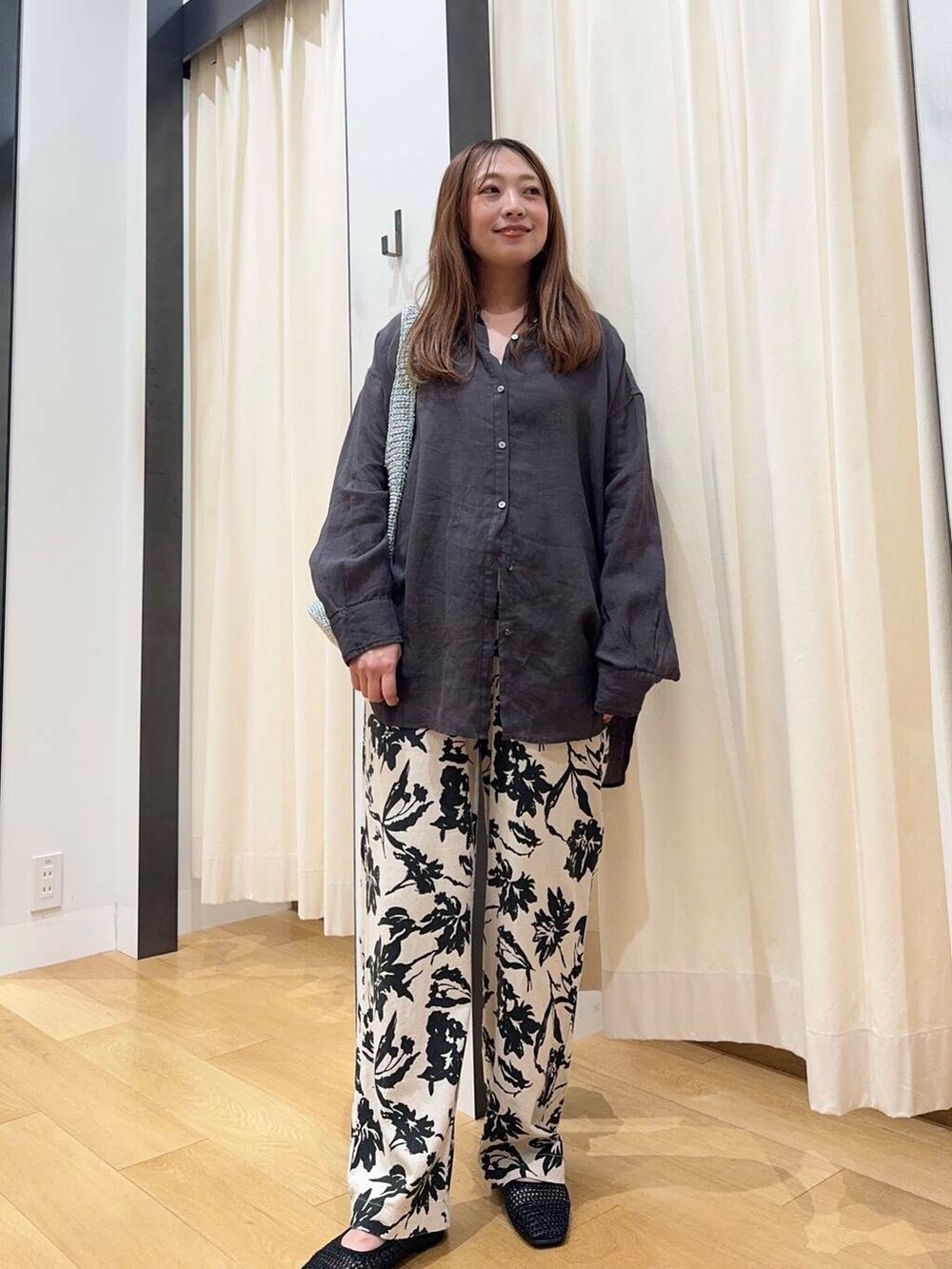 シルバー系のショルダーバッグ、ベージュ系のその他パンツ、ブラック系のバレエシューズを着用したレディースの夏コーディネートの5枚目の写真