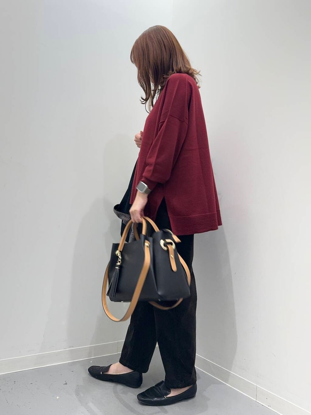ブラック系のローファー、ブラック系のトートバッグ、ブルー系のステンカラーコートを着用したレディースの秋コーディネートの6枚目の写真