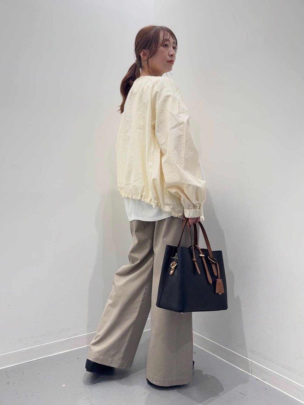 「シンプルコーデ、低身長、newarrival、休日スタイル、低身長コーデ、urstore、154cm、骨格ストレート、イエベ春、30代前半、最旬オフィスコーデ、ストレート×イエベ春、サマシェア」｜「RODE SKOの『MADE IN JAPAN』スクエアトゥプチメタルローファー（ローファー、ブラック系）」を使った、maikoさん（レディース・154cm）の春コーディネートの7枚目の写真