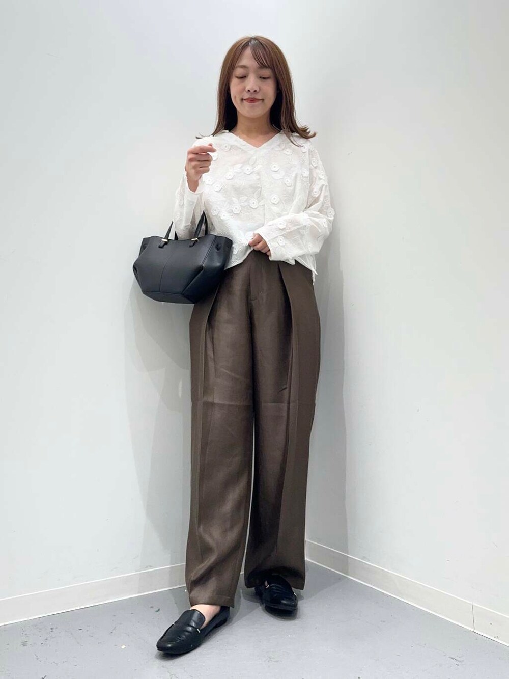 ブラック系のローファー、ブラック系のショルダーバッグ、ブラウン系のその他パンツを着用したレディースの秋コーディネートの2枚目の写真