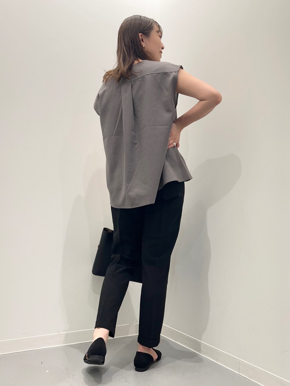 グレー系のシャツ/ブラウス、ブラック系のその他パンツを着用したレディースの夏コーディネートの4枚目の写真