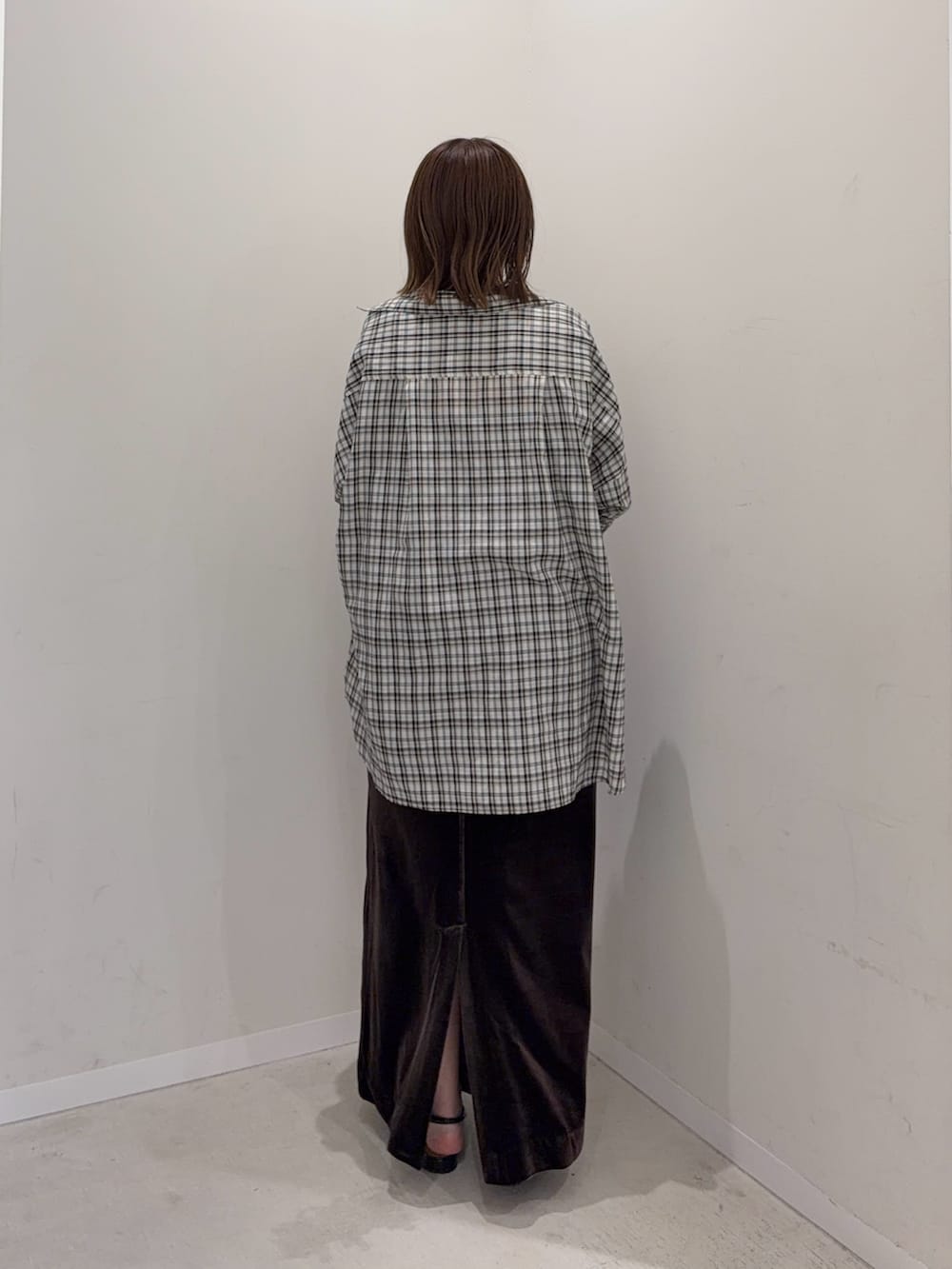 ホワイト系のシャツ/ブラウス、ブラウン系のワンピース、ブラック系のハンドバッグを着用したレディースの夏コーディネートの5枚目の写真