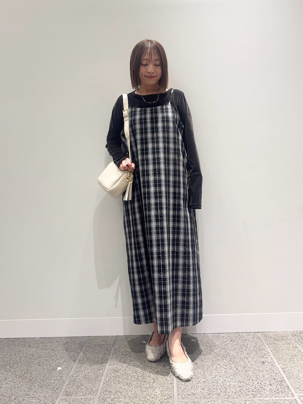 「urstore、最旬ブラウンコーデ、お出かけコーデ、着回しコーデ、シンプルスタイル、低身長コーデ、低身長、154cm、154cmコーデ、骨格ストレート」｜「URBAN RESEARCH DOORSのチェックキャミワンピース（ワンピース、ブラック系）」を使った、maikoさん（レディース・154cm）の秋コーディネートの2枚目の写真