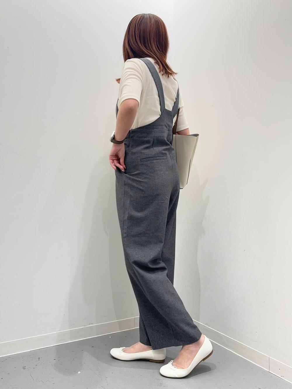 ホワイト系のトートバッグ、ホワイト系のバレエシューズ、グレー系のサロペット/オーバーオールを着用したレディースの夏コーディネートの3枚目の写真