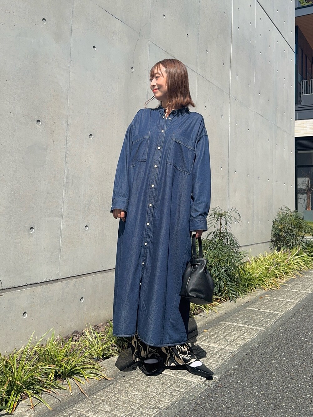 ブルー系のワンピース、ブラック系のその他パンツ、ブラック系のショルダーバッグを着用したレディースの秋コーディネートの2枚目の写真