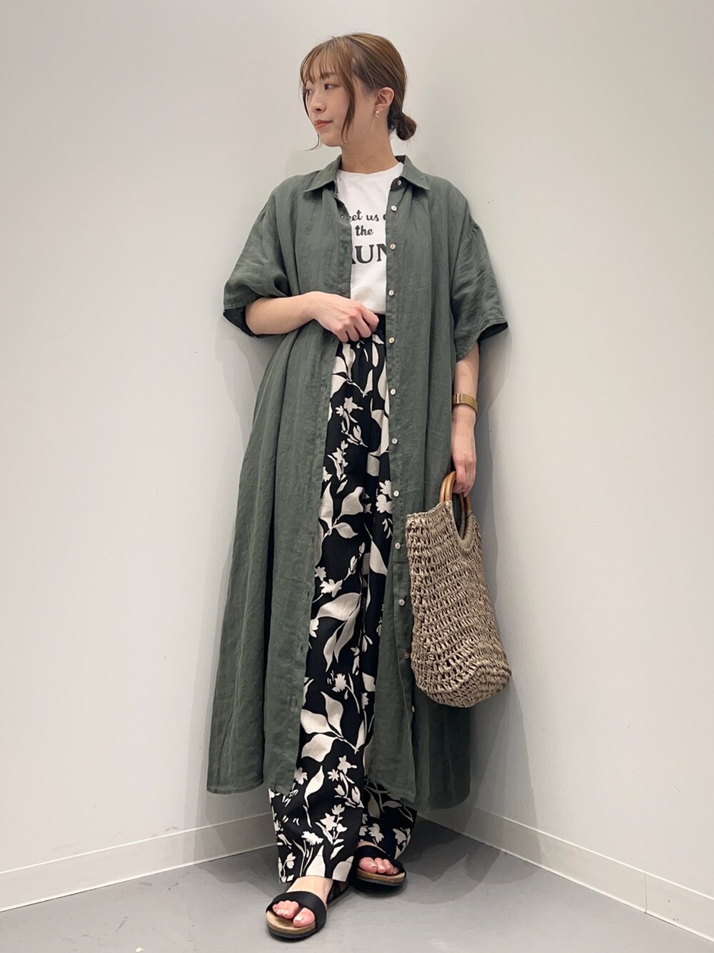 ホワイト系のTシャツ/カットソー、グリーン系のワンピース、ブラック系のその他パンツを着用したレディースの春コーディネートの2枚目の写真