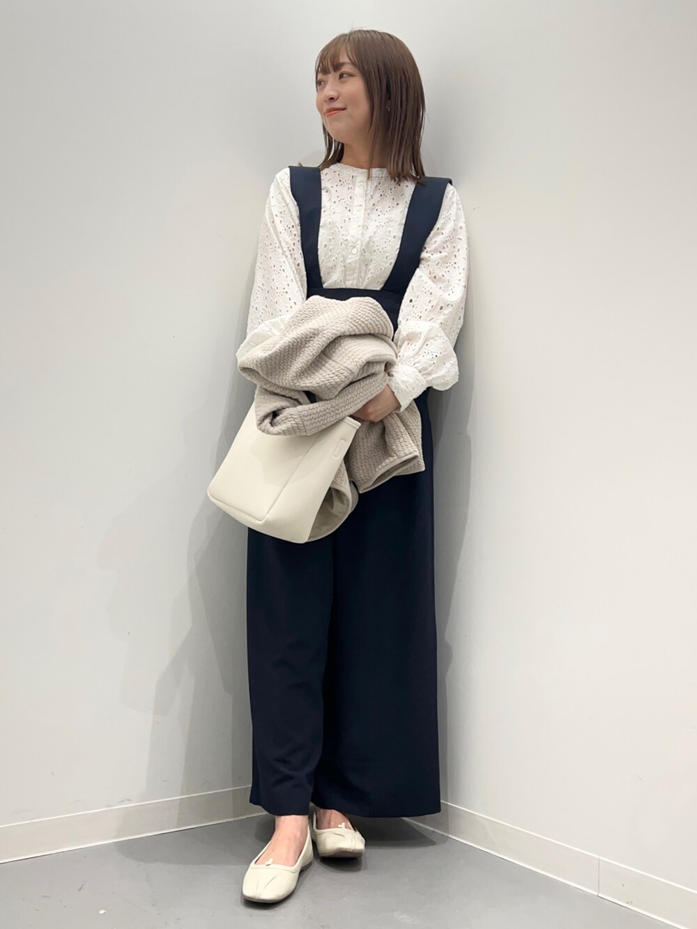 ホワイト系のシャツ/ブラウス、ブルー系のサロペット/オーバーオール、グレー系のノーカラージャケットを着用したレディースの春コーディネートの5枚目の写真