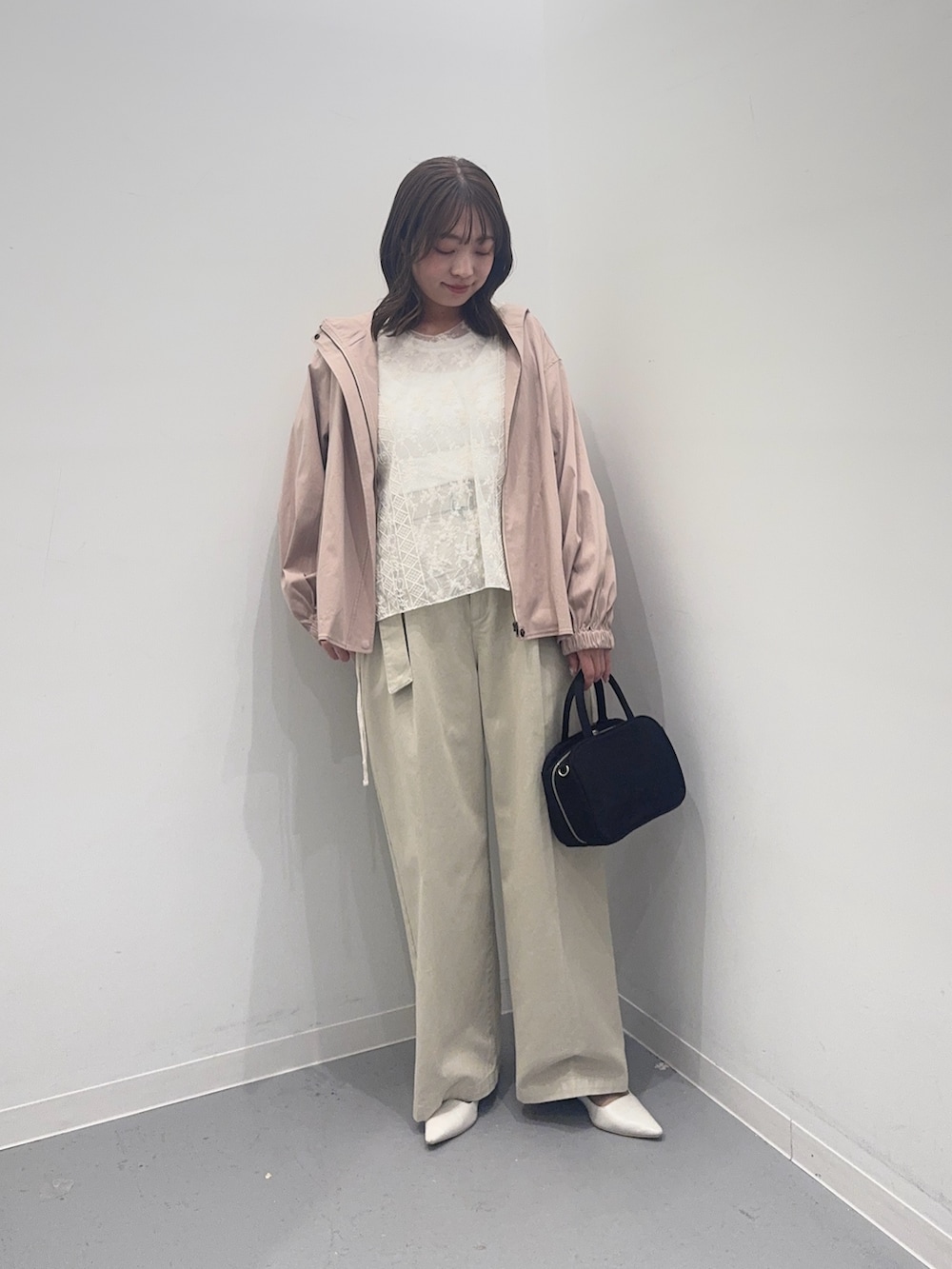 ベージュ系のその他アウター、ホワイト系のTシャツ/カットソー、ベージュ系のその他パンツを着用したレディースの春コーディネートの2枚目の写真