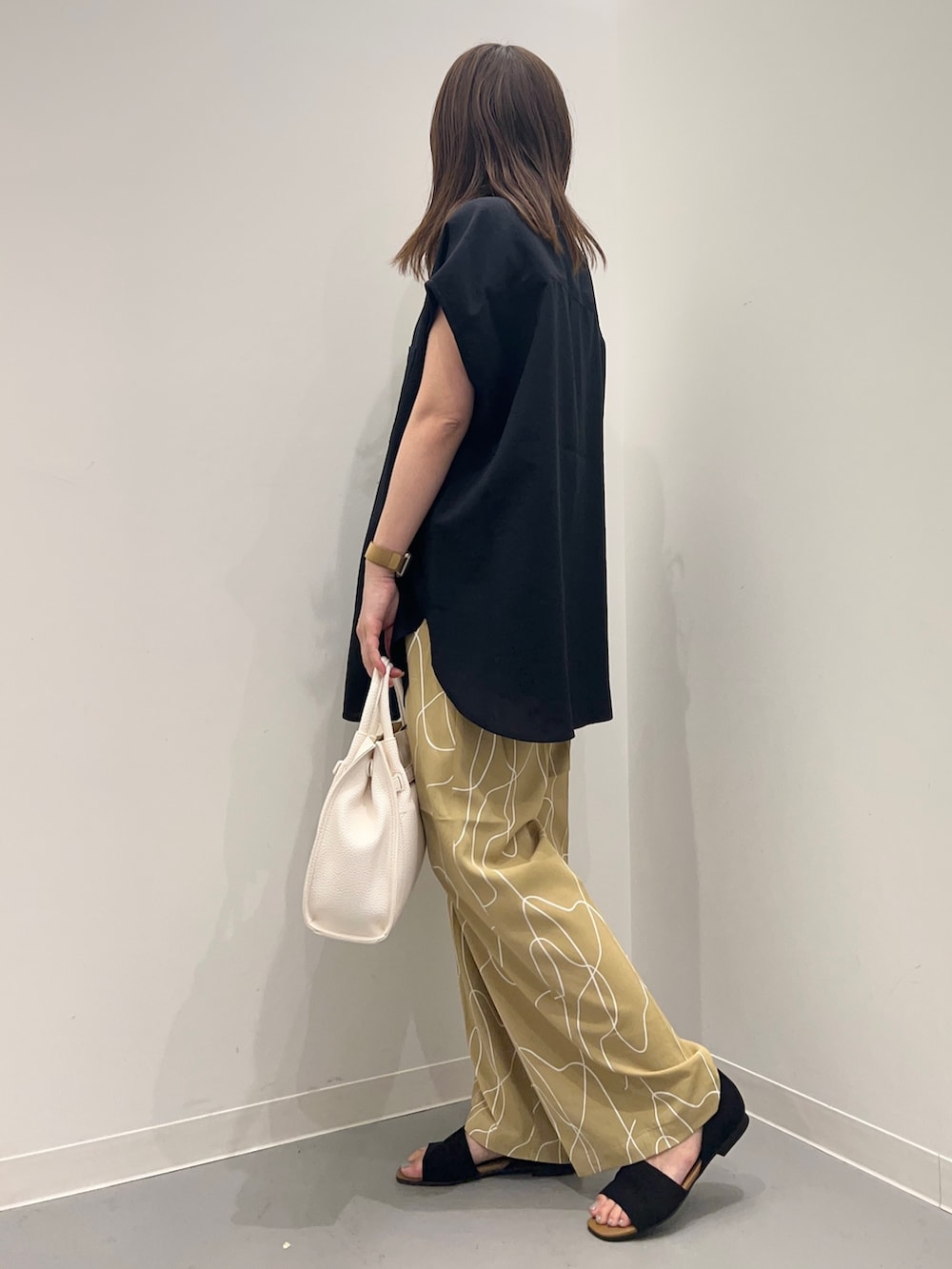 ブルー系のシャツ/ブラウス、ベージュ系のその他パンツ、ブラック系のサンダルを着用したレディースの夏コーディネートの3枚目の写真