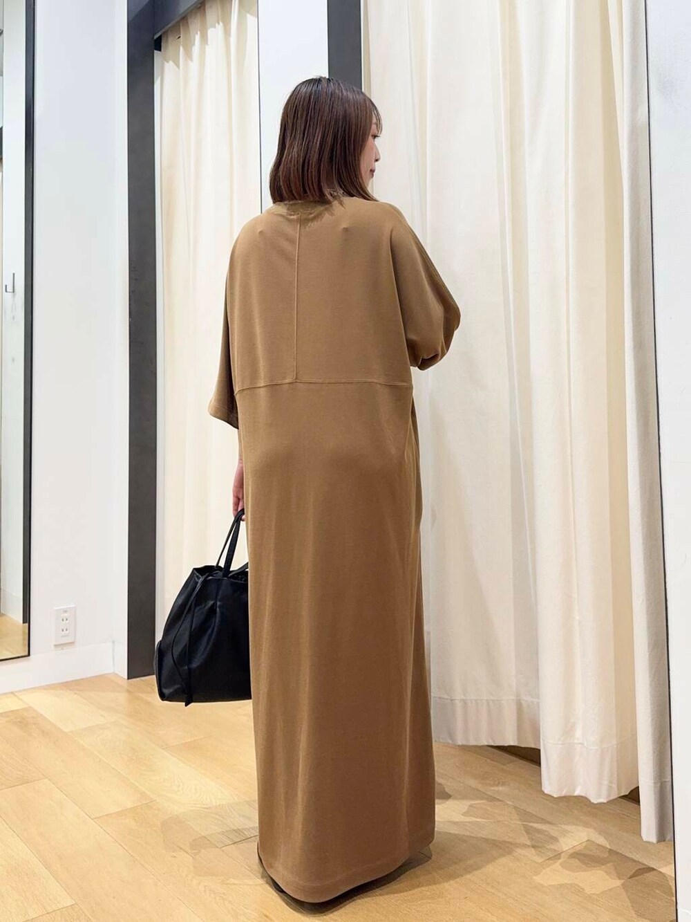 ブラック系のショルダーバッグ、ブラック系のローファー、イエロー系のワンピースを着用したレディースの夏コーディネートの3枚目の写真