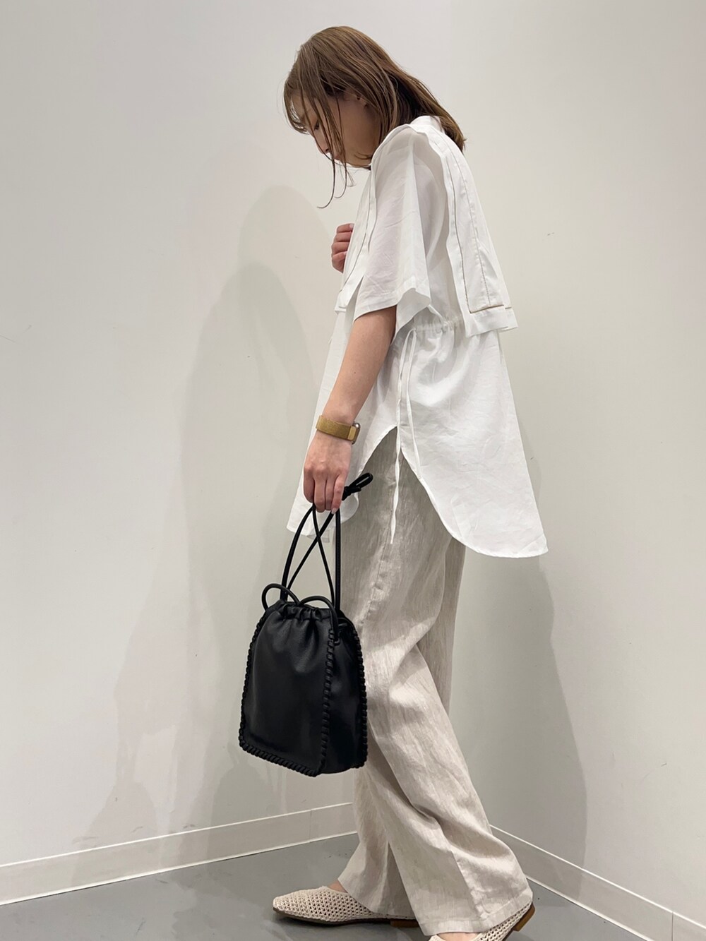 ホワイト系のシャツ/ブラウス、ベージュ系のその他パンツ、ホワイト系のパンプスを着用したレディースの春コーディネートの3枚目の写真