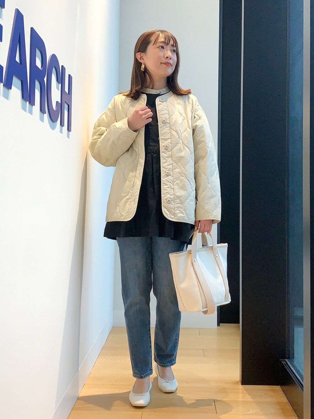 ブラック系のシャツ/ブラウス、ブルー系のデニムパンツ、ホワイト系のバレエシューズを着用したレディースの春コーディネートの5枚目の写真