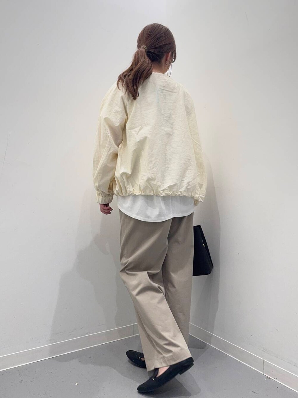 「シンプルコーデ、低身長、newarrival、休日スタイル、低身長コーデ、urstore、154cm、骨格ストレート、イエベ春、30代前半、最旬オフィスコーデ、ストレート×イエベ春、サマシェア」｜「RODE SKOの『MADE IN JAPAN』スクエアトゥプチメタルローファー（ローファー、ブラック系）」を使った、maikoさん（レディース・154cm）の春コーディネートの6枚目の写真
