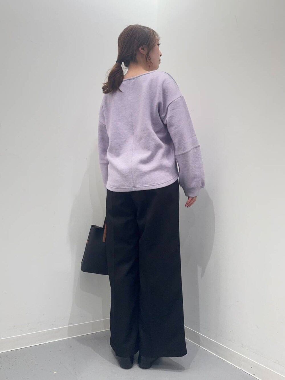 ブラック系のローファー、ブラック系のトートバッグ、パープル系のTシャツ/カットソーを着用したレディースの冬コーディネートの5枚目の写真