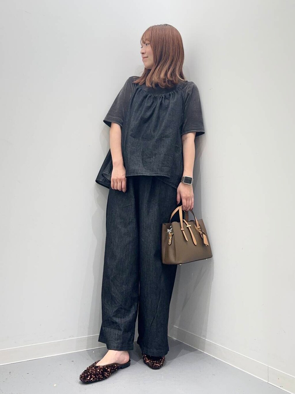 ブラウン系のその他シューズ、グレー系のTシャツ/カットソー、ブラウン系のハンドバッグを着用したレディースの夏コーディネートの2枚目の写真