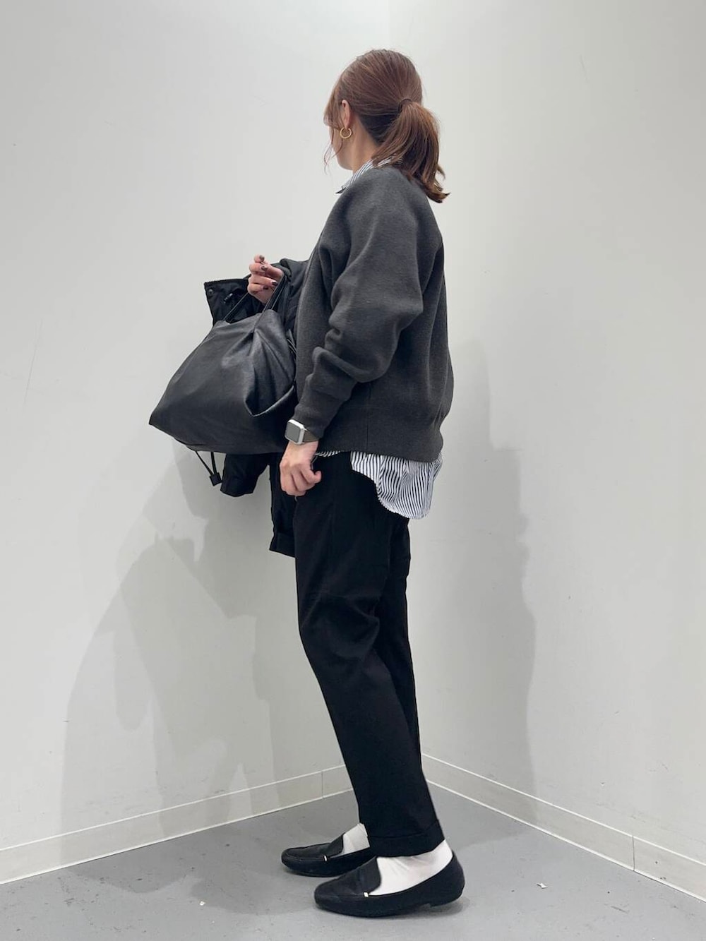 ブラック系のローファー、ブラック系のショルダーバッグ、ブルー系のシャツ/ブラウスを着用したレディースの冬コーディネートの7枚目の写真