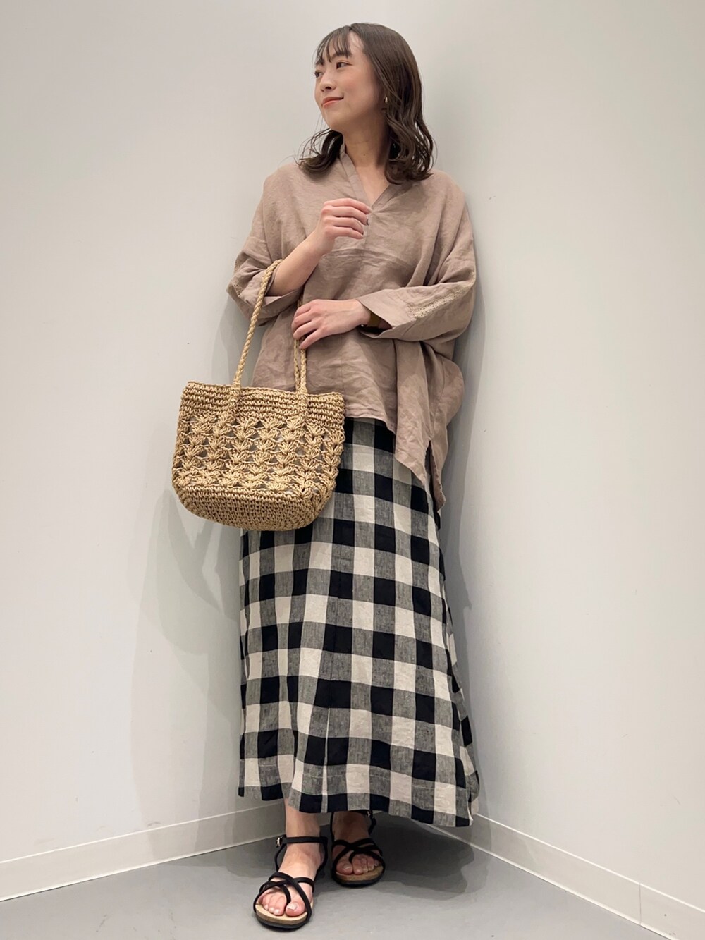 ブラウン系のシャツ/ブラウス、ブラック系のスカート、ブラック系のサンダルを着用したレディースの夏コーディネートの5枚目の写真