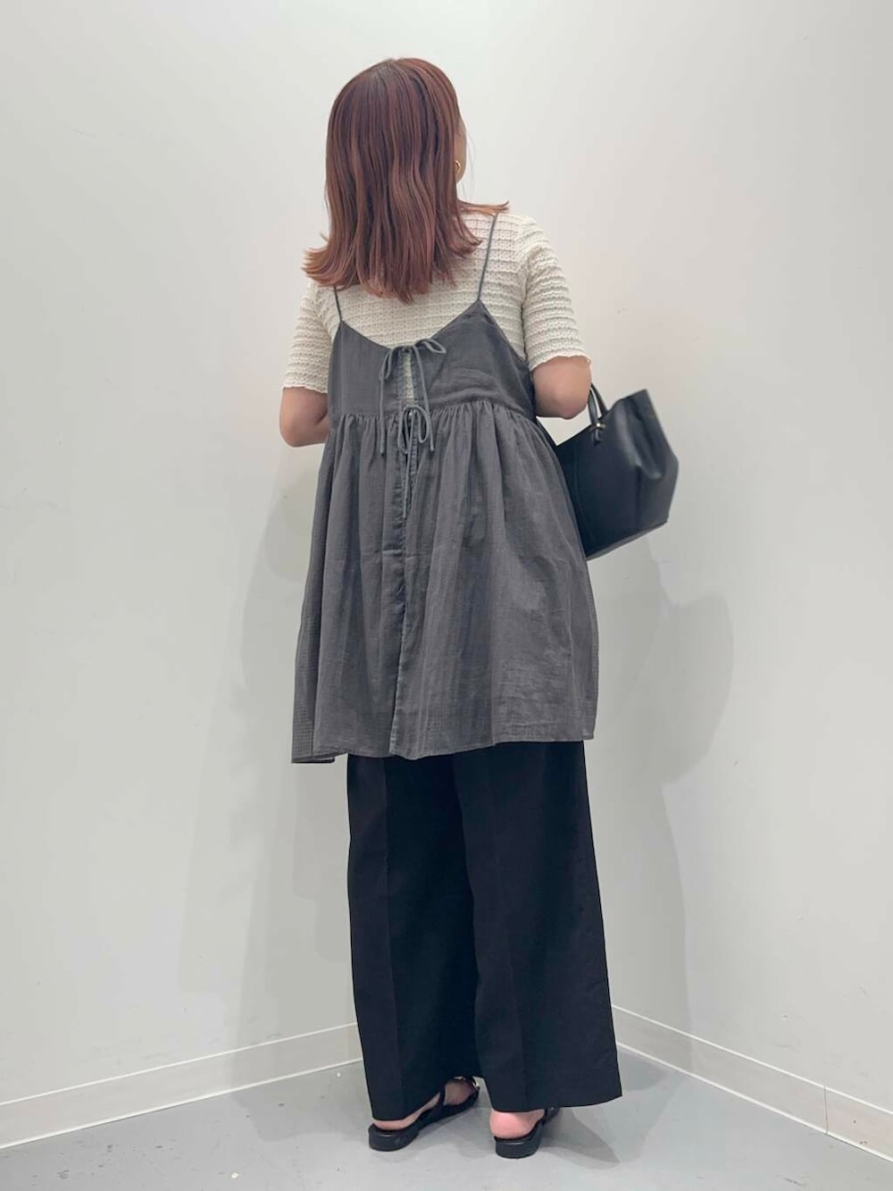 ブラック系のサンダル、ブラック系のその他パンツ、ブラック系のショルダーバッグを着用したレディースの夏コーディネートの3枚目の写真