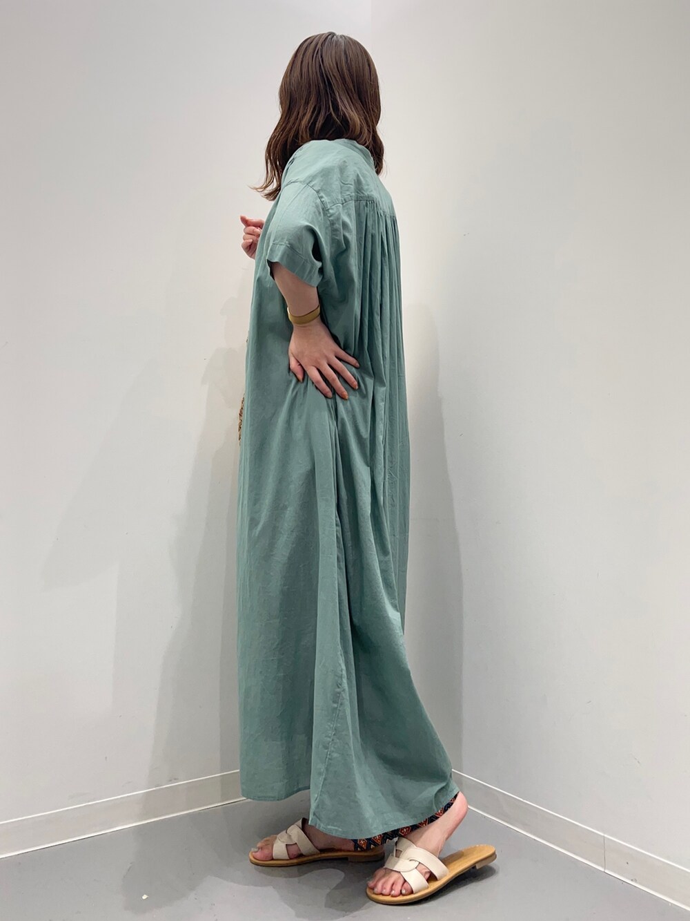 グリーン系のワンピース、ブルー系のその他パンツを着用したレディースの夏コーディネートの3枚目の写真