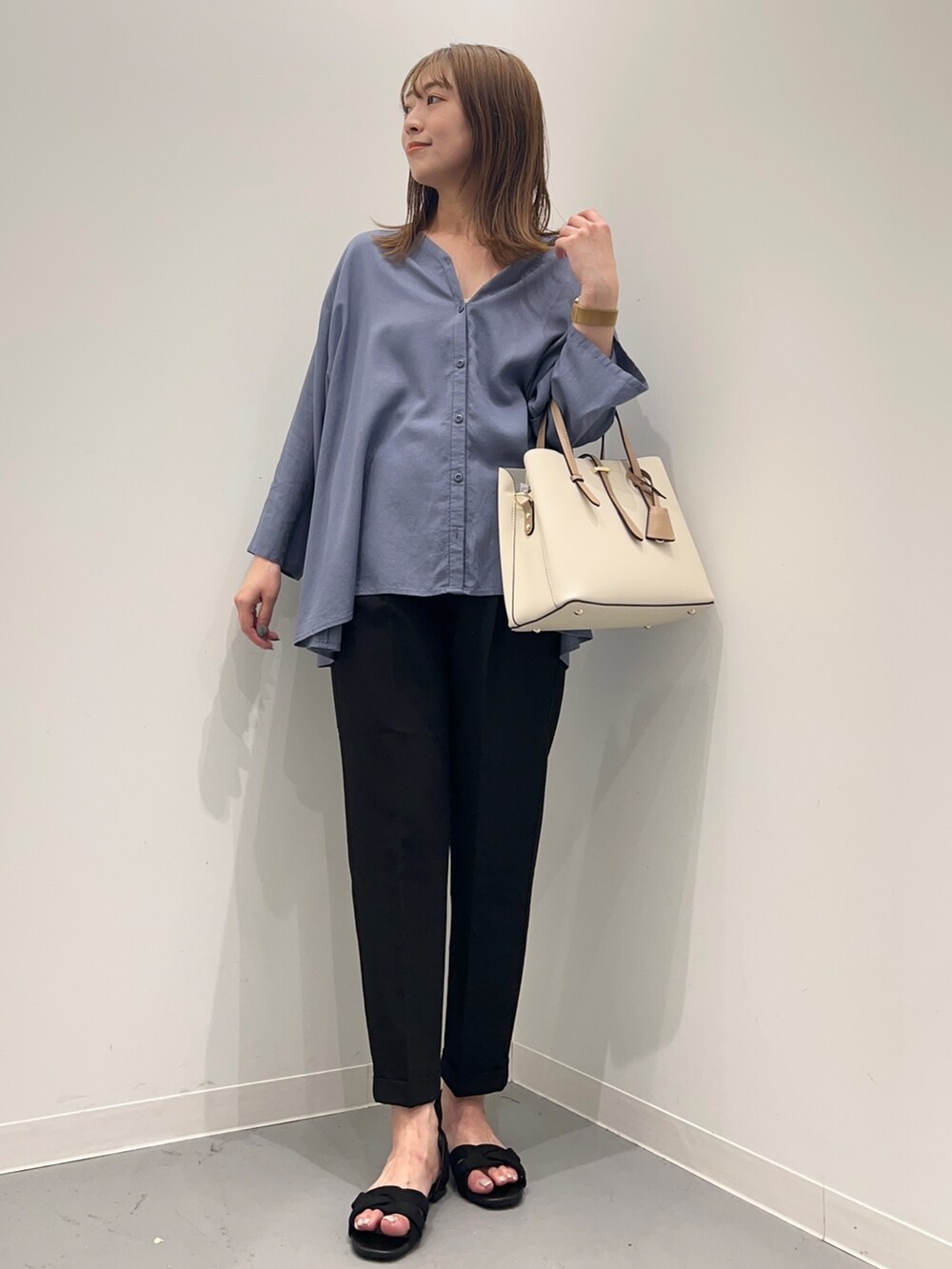 ブルー系のシャツ/ブラウス、ブラック系のその他パンツ、ホワイト系のトートバッグを着用したレディースの夏コーディネートの2枚目の写真