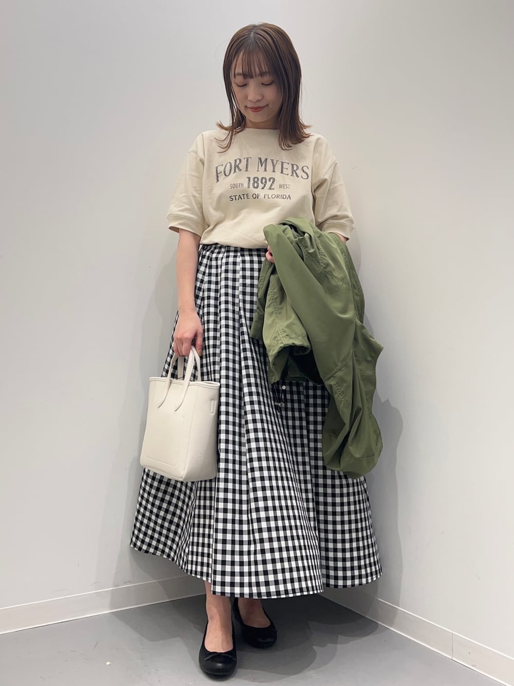 その他のスカート、ベージュ系のTシャツ/カットソー、グリーン系のその他アウターを着用したレディースの春コーディネートの8枚目の写真