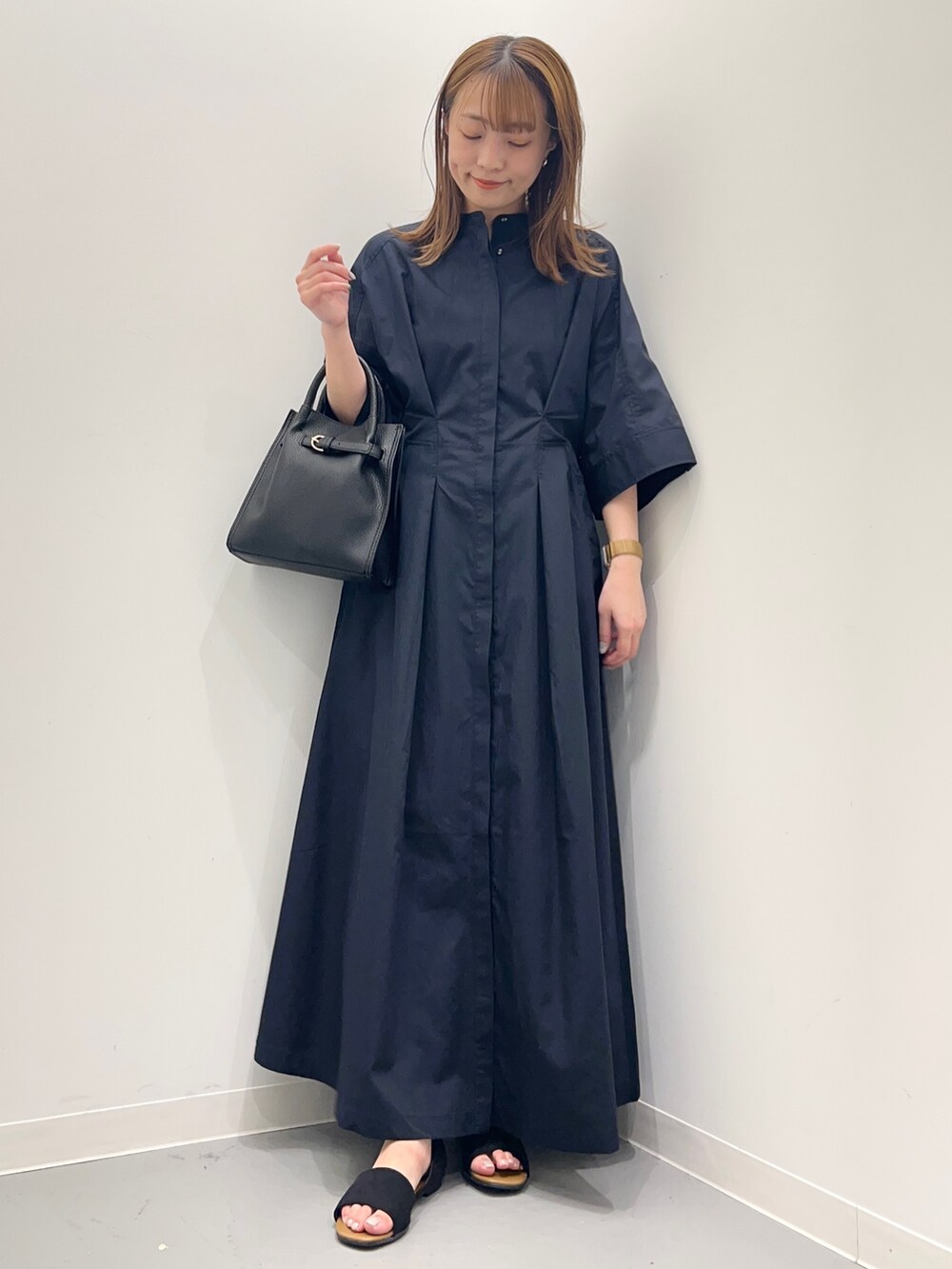 ブルー系のワンピース、ブラック系のトートバッグ、ブラック系のサンダルを着用したレディースの夏コーディネートの2枚目の写真