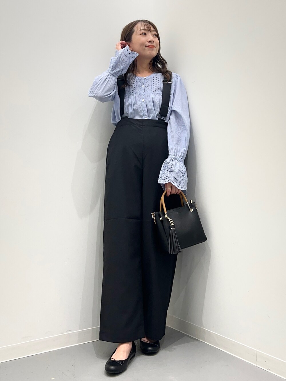 ブルー系のサロペット/オーバーオール、ブルー系のトップス、ブラック系のバレエシューズを着用したレディースの夏コーディネートの3枚目の写真