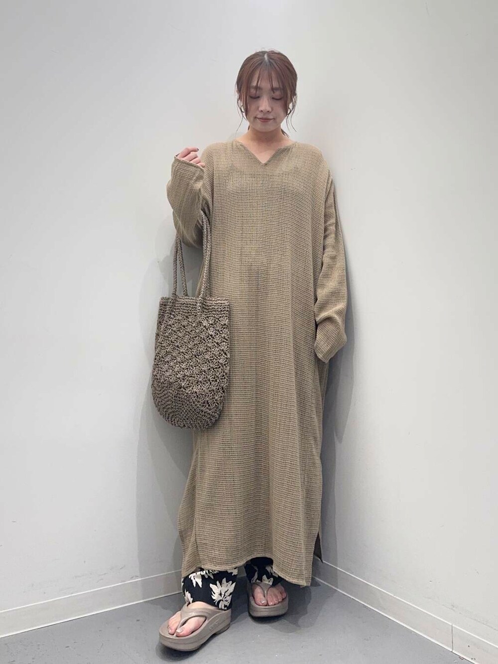 ベージュ系のサンダル、ブラック系のその他パンツ、グレー系のトートバッグを着用したレディースの春コーディネートの2枚目の写真