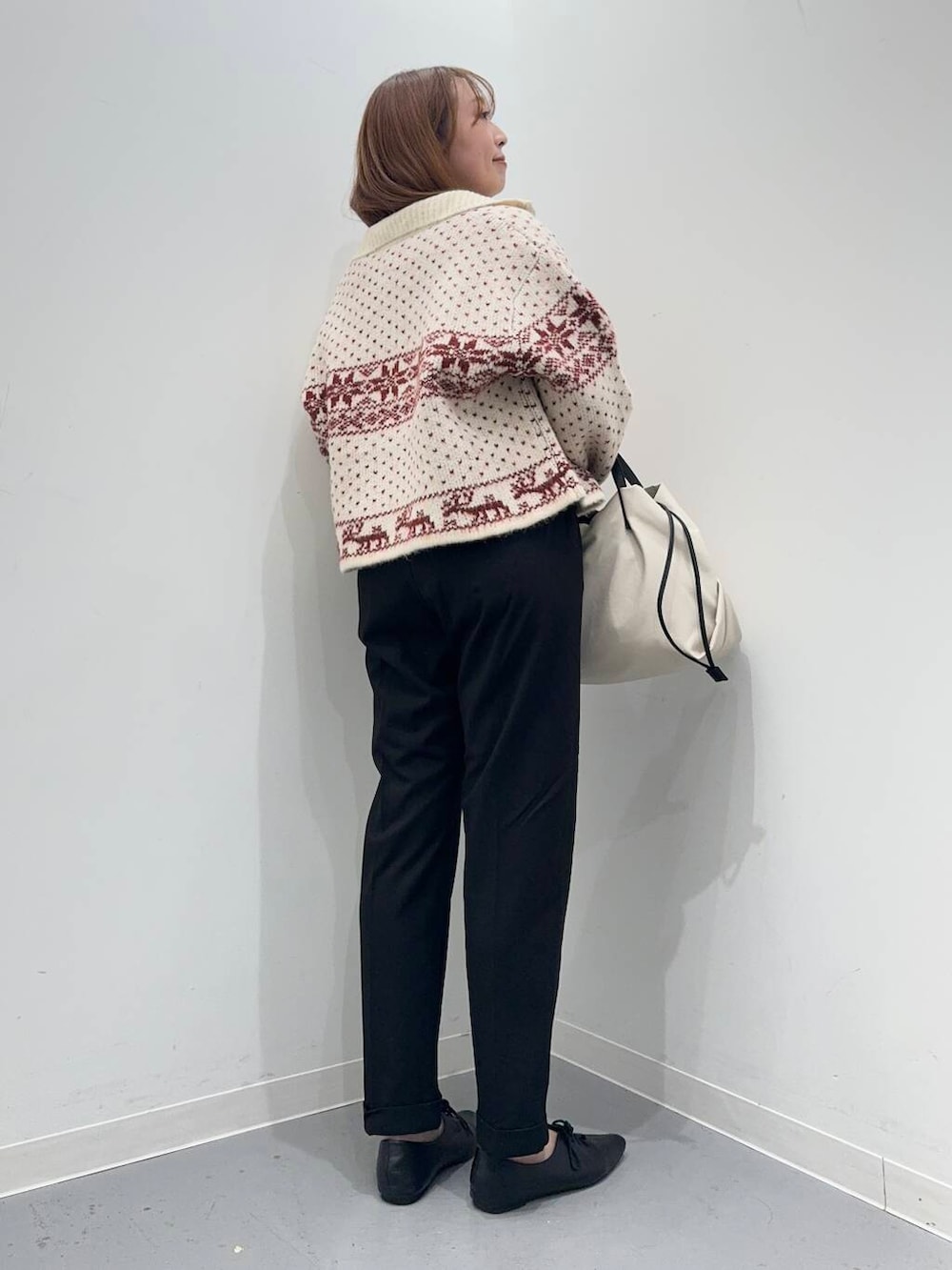 ホワイト系のショルダーバッグ、ブラック系のその他シューズ、レッド系のニット/セーターを着用したレディースの秋コーディネートの4枚目の写真