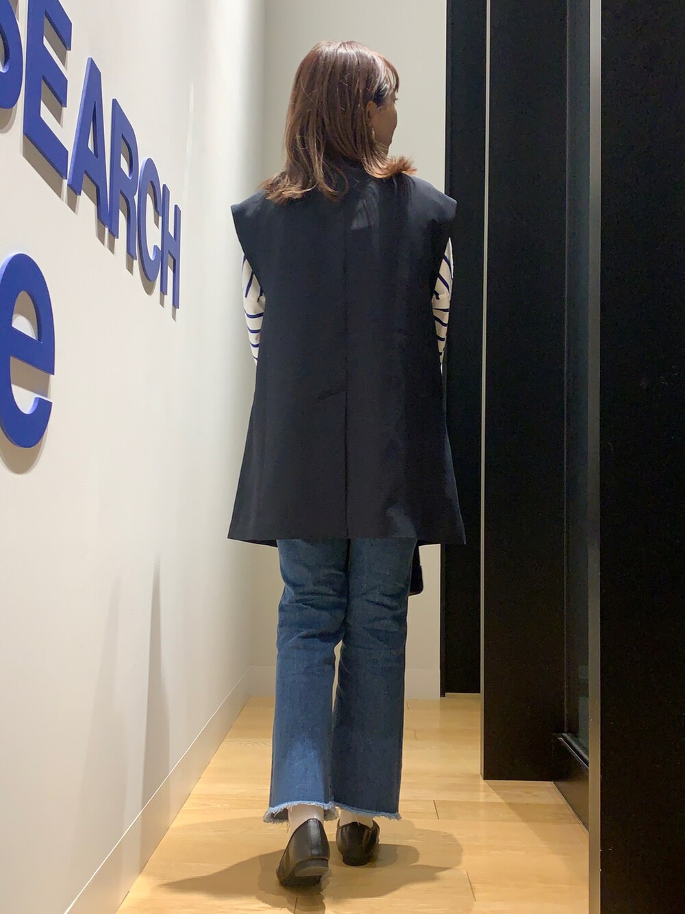 ブルー系のその他アウター、ブルー系のTシャツ/カットソー、ブルー系のデニムパンツを着用したレディースの春コーディネートの3枚目の写真