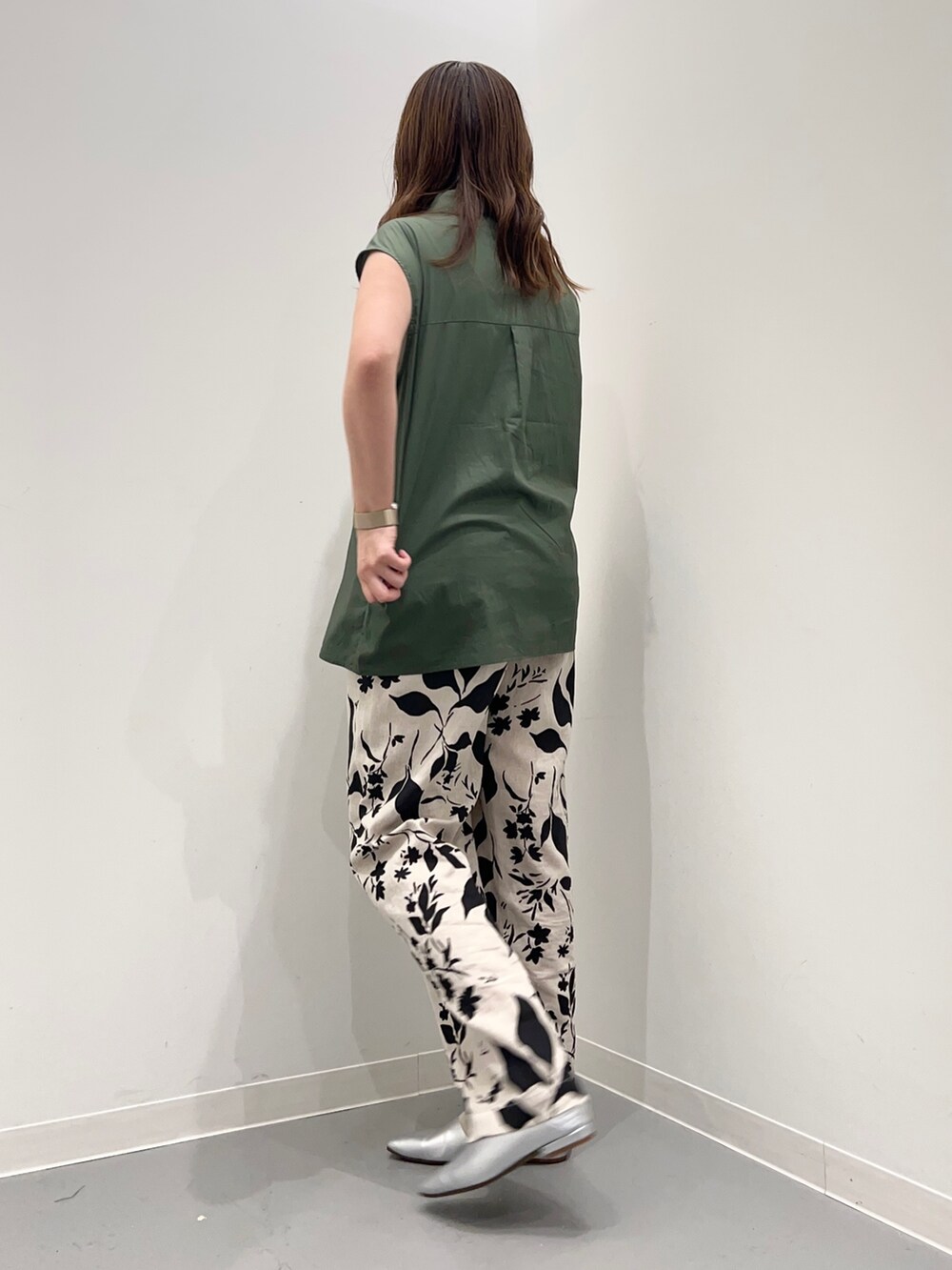 グリーン系のシャツ/ブラウス、ベージュ系のその他パンツ、ホワイト系のトートバッグを着用したレディースの夏コーディネートの3枚目の写真