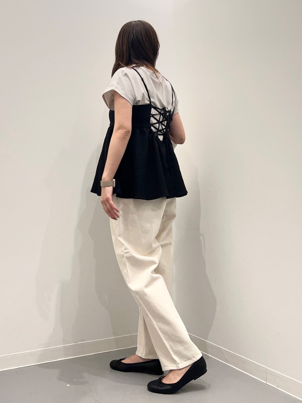 ブラック系のその他トップス、ホワイト系のデニムパンツ、グレー系のTシャツ/カットソーを着用したレディースの夏コーディネートの3枚目の写真