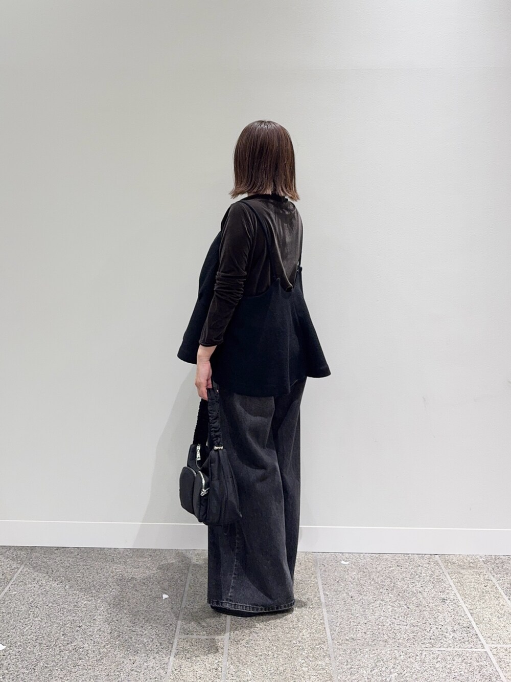 ブラック系のキャミソール、ブラウン系のTシャツ/カットソー、ブラック系のパンプスを着用したレディースの秋コーディネートの3枚目の写真