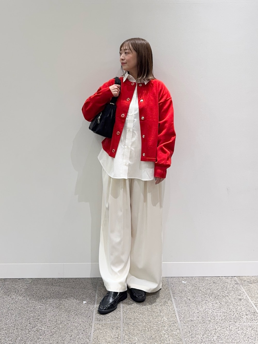 レッド系のカーディガン/ボレロ、ホワイト系のシャツ/ブラウス、ホワイト系のその他パンツを着用したレディースの冬コーディネートの5枚目の写真