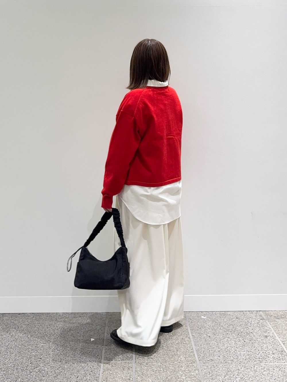 レッド系のカーディガン/ボレロ、ホワイト系のシャツ/ブラウス、ホワイト系のその他パンツを着用したレディースの冬コーディネートの3枚目の写真