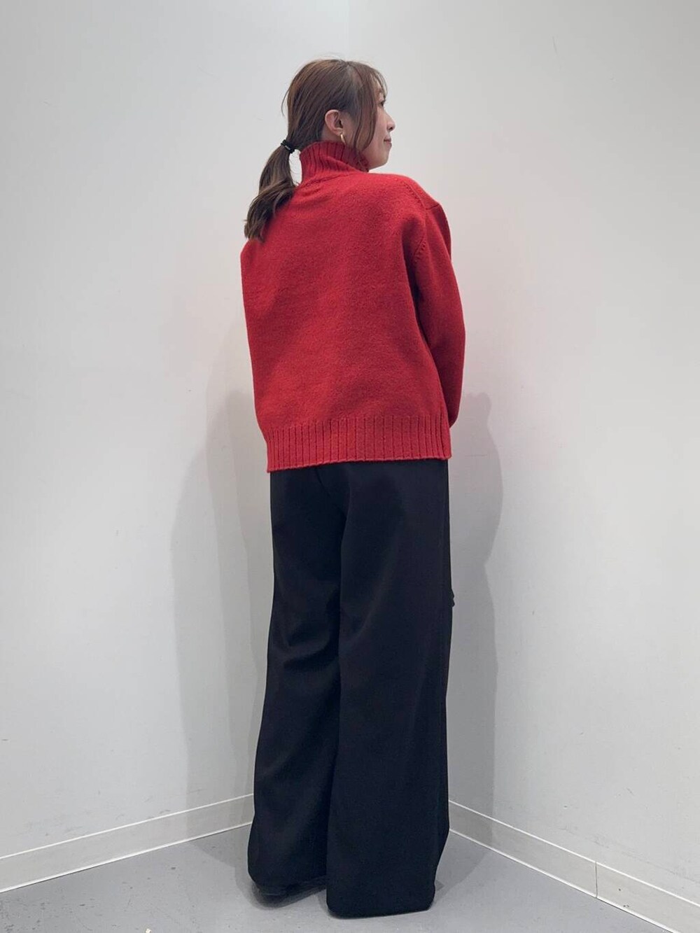 ブラック系のローファー、ブラック系のトートバッグ、レッド系のニット/セーターを着用したレディースの冬コーディネートの4枚目の写真