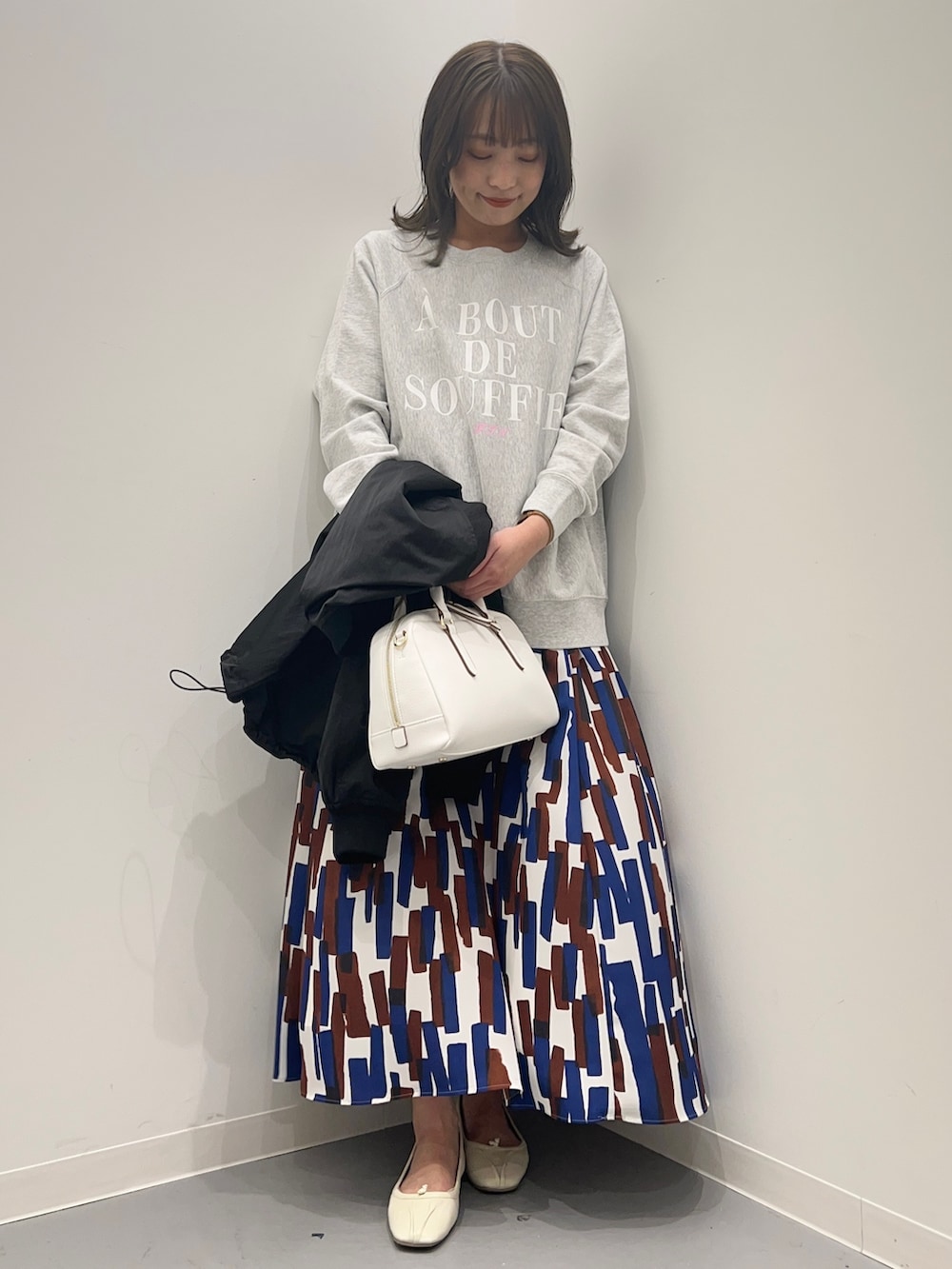 「きれいめカジュアル、お出かけコーデ、カジュアルコーデ、お洒落さんとつながりたい、春服みてみて、大人カジュアル、#春コーデ」｜「URBAN RESEARCHのVintage logo sweat（スウェット、グレー系）」を使った、maikoさん（レディース・154cm）の春コーディネートの6枚目の写真