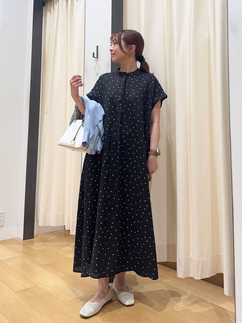 「シンプルコーデ、低身長、newarrival、休日スタイル、低身長コーデ、ワンピースコーデ、urstore、154cm、旅行コーデ、骨格ストレート、イエベ春、30代前半、ストレート×イエベ春、ワンピース✕低身長」｜「URBAN RESEARCH DOORSのリネンドットフレアワンピース（ワンピース、ブラック系）」を使った、maikoさん（レディース・154cm）の夏コーディネートの6枚目の写真