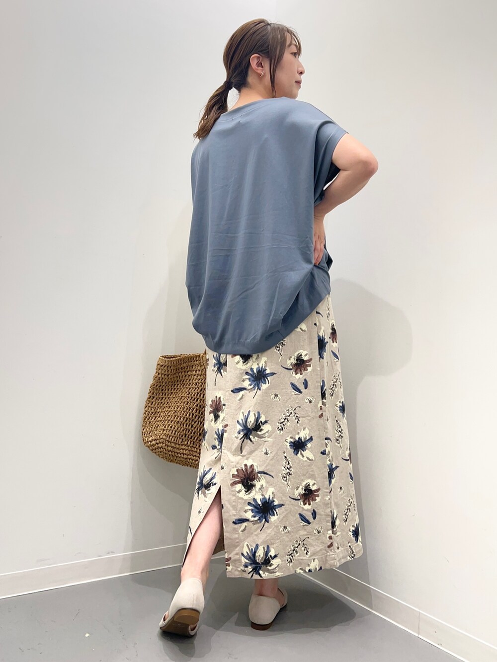 ブルー系のTシャツ/カットソー、パープル系のスカート、ホワイト系のサンダルを着用したレディースの夏コーディネートの4枚目の写真