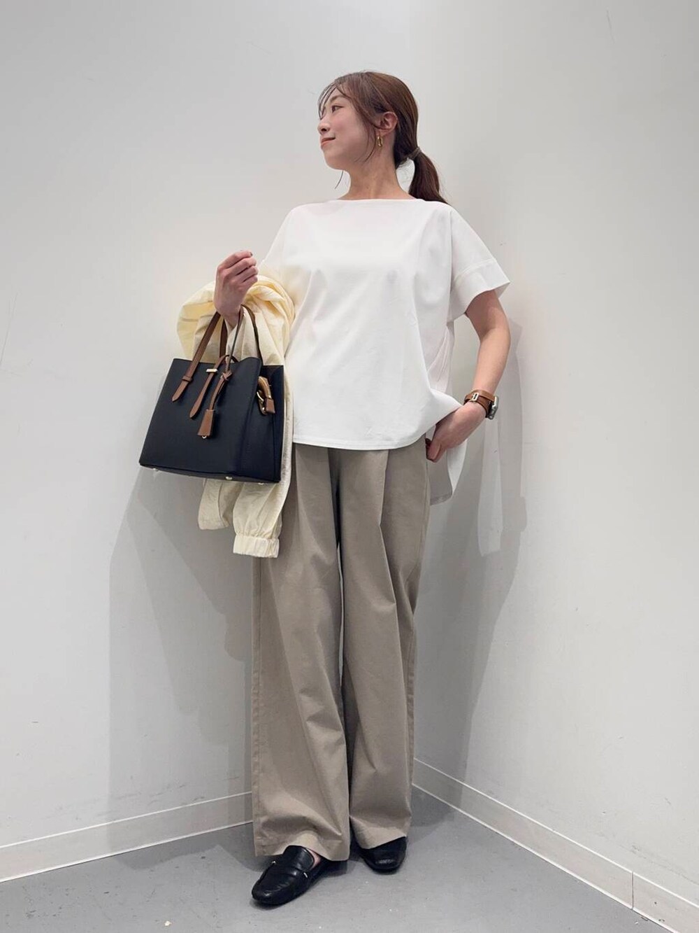 「シンプルコーデ、低身長、newarrival、休日スタイル、低身長コーデ、urstore、154cm、骨格ストレート、イエベ春、30代前半、最旬オフィスコーデ、ストレート×イエベ春、サマシェア」｜「RODE SKOの『MADE IN JAPAN』スクエアトゥプチメタルローファー（ローファー、ブラック系）」を使った、maikoさん（レディース・154cm）の春コーディネートの2枚目の写真
