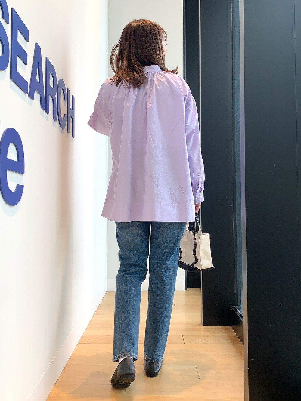 ブルー系のデニムパンツ、パープル系のシャツ/ブラウスを着用したレディースの春コーディネートの4枚目の写真